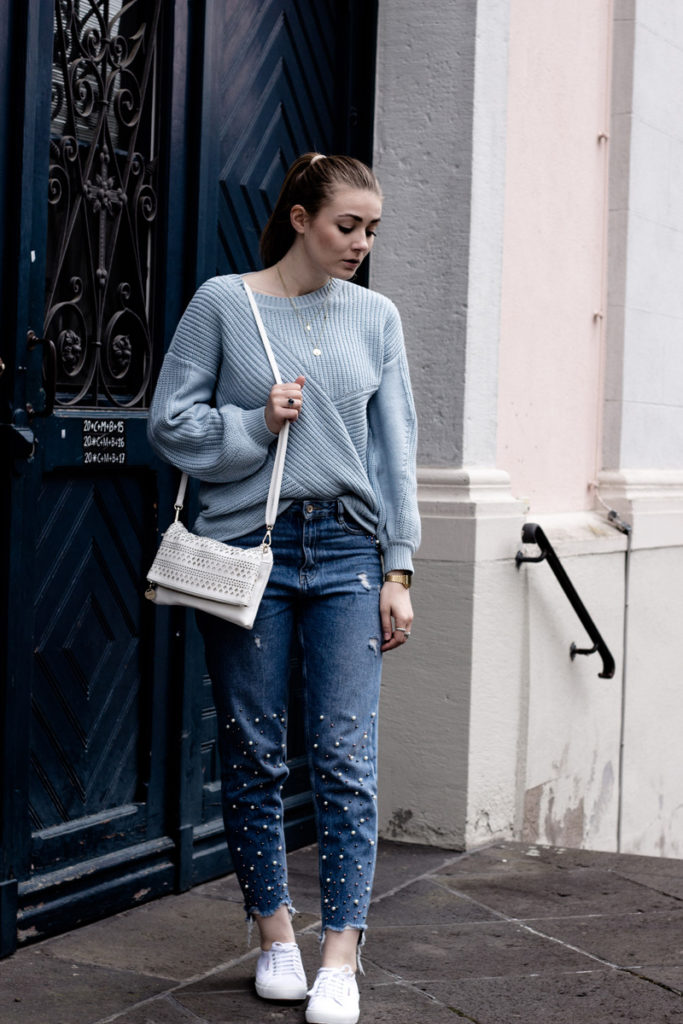 Pastell Look About You Pullover Mom Jeans mit Perlen Superga Sneaker