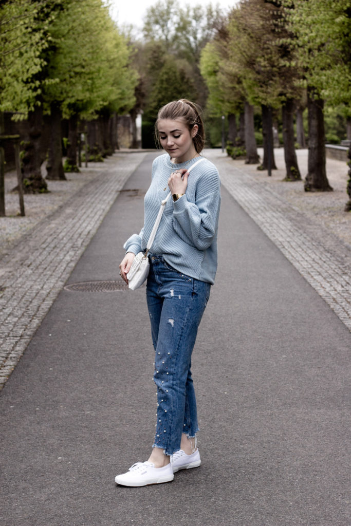 Pastell Look About You Pullover Mom Jeans mit Perlen Superga Sneaker