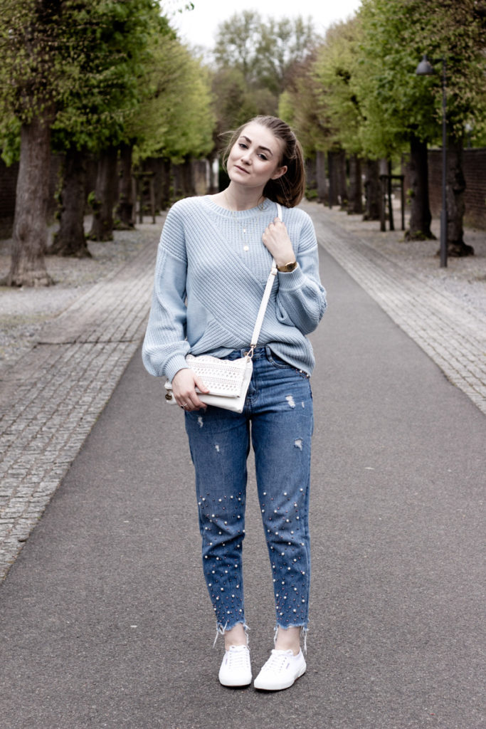 Pastell Look About You Pullover Mom Jeans mit Perlen Superga Sneaker