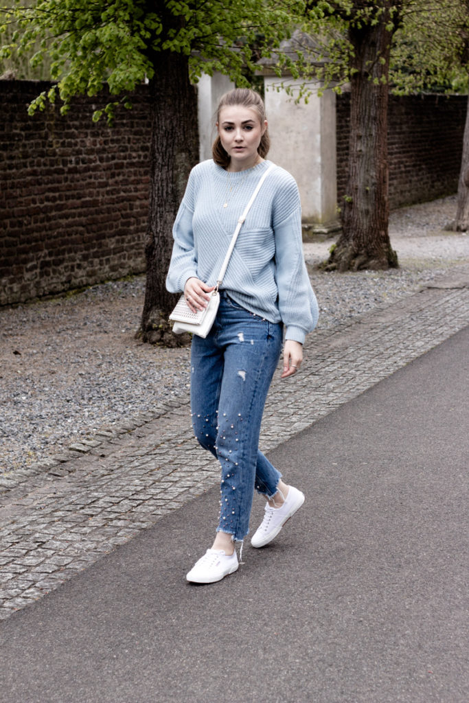 Pastell Look About You Pullover Mom Jeans mit Perlen Superga Sneaker
