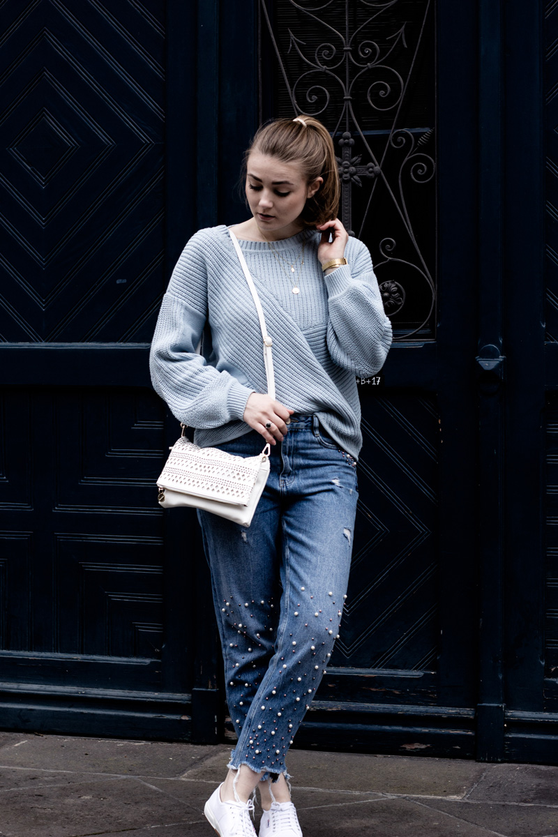 Pastell Look About You Pullover Mom Jeans mit Perlen Superga Sneaker